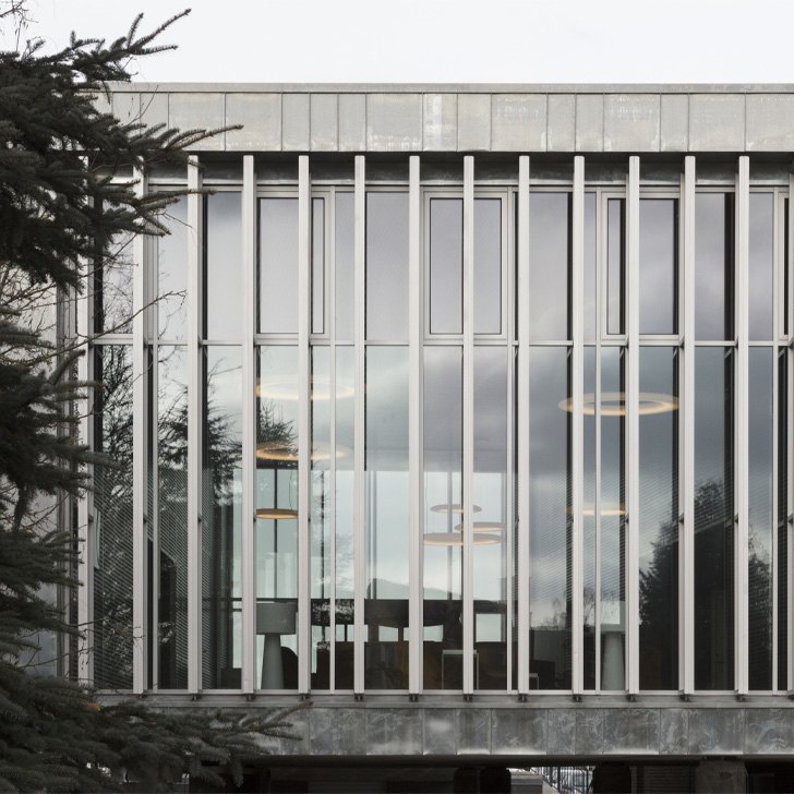 Om PKA som ejer erherv Erhvervsejendom med stor glasfacade